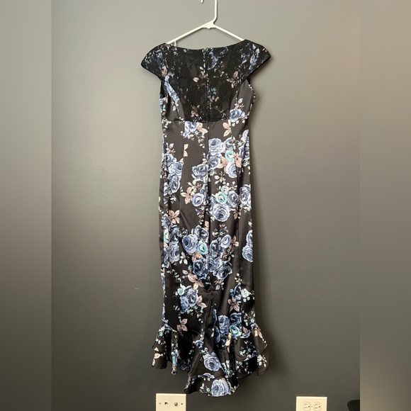 Pinup Girl Clothing Laura Byrnes Design Isabella Dress in Blue Roses in Size M - Picture 4 of 6